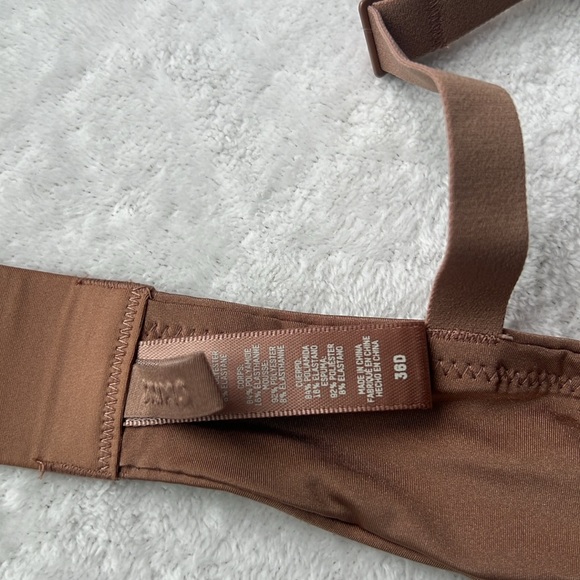 SKIMS Wireless Form Push-Up Plunge Bra - Picture 11 of 14